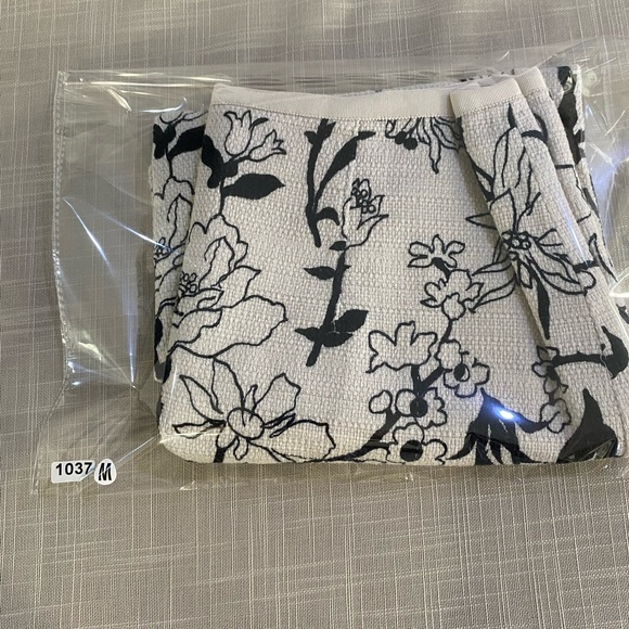 Ann Taylor skirt in cream and black. Women’s size 4 - Picture 13 of 13